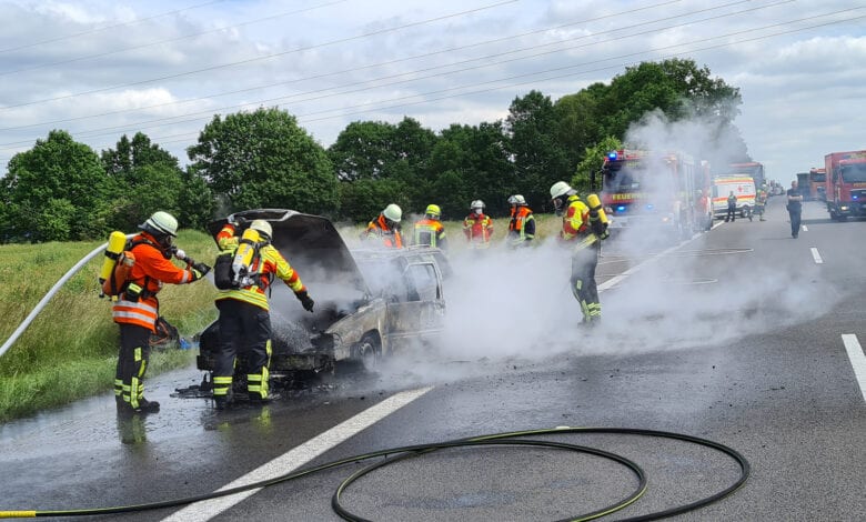 Auf der Autobahn 1: PKW brennt vollständig aus