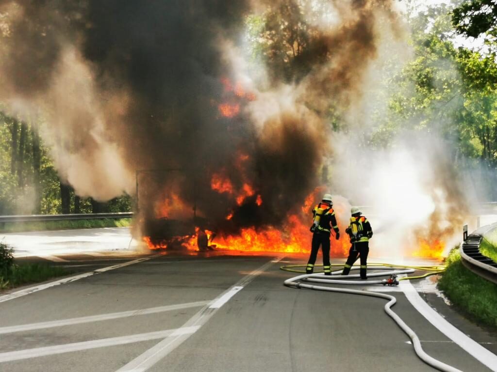 Feuer am Autobahnkreuz erzeugt langen Rückstau im Berufsverkehr