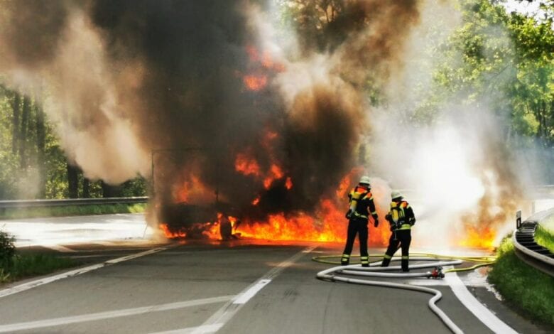 Feuer am Autobahnkreuz erzeugt langen Rückstau im Berufsverkehr