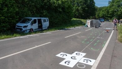 Dreirad-Auto kippt um und wird von Kleinbus gerammt - Fahrer lebensgefährlich verletzt