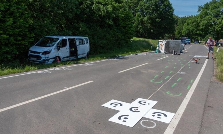 Dreirad-Auto kippt um und wird von Kleinbus gerammt - Fahrer lebensgefährlich verletzt