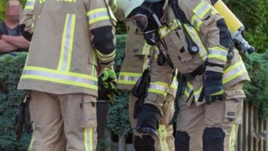 Mann vermischt Reinigungsmittel und setzt giftige Dämpfe frei