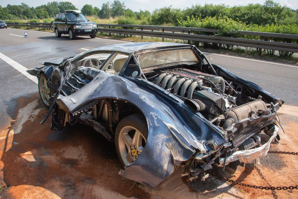Ferrari-Fahrer verliert die Kontrolle und überschlägt sich