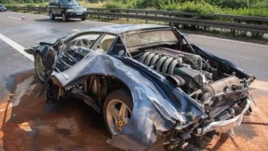 Ferrari-Fahrer verliert die Kontrolle und überschlägt sich