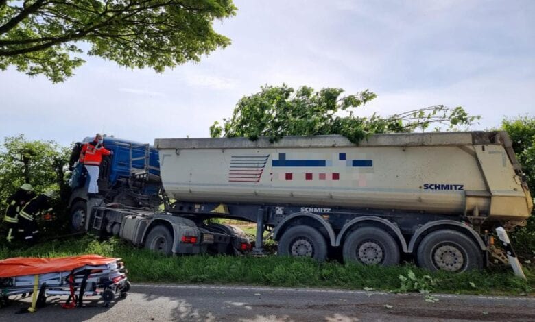 Sattelzug kommt von der Fahrbahn ab - Fahrer erleidet schwere Verletzungen