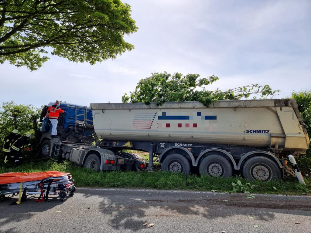 Sattelzug kommt von der Fahrbahn ab - Fahrer erleidet schwere Verletzungen
