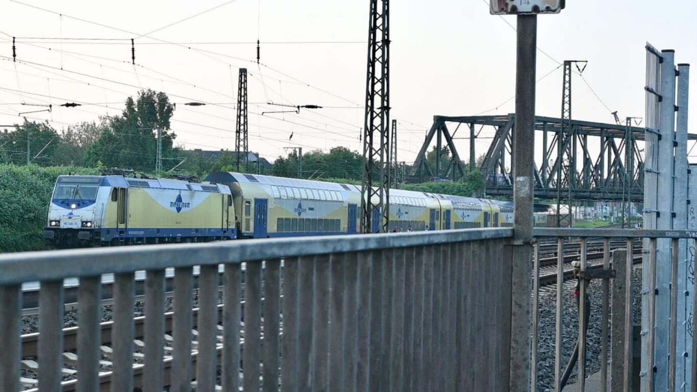 Oberleitung abgerissen - Fernverkehr rund um Hamburg eingeschränkt