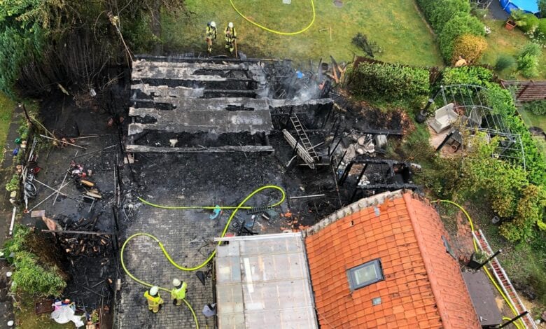 Carport-Brand hält rund 60 Einsatzkräfte in Atem