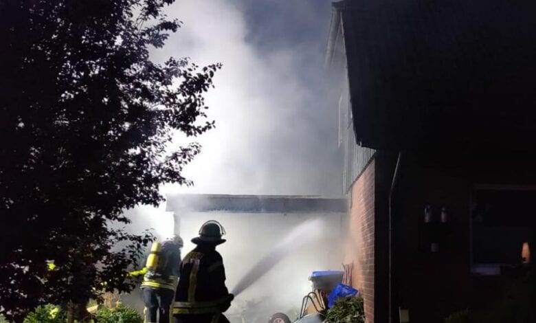 Motoroller, Carport und Einfamilienhaus bei Feuer in Deinste beschädigt
