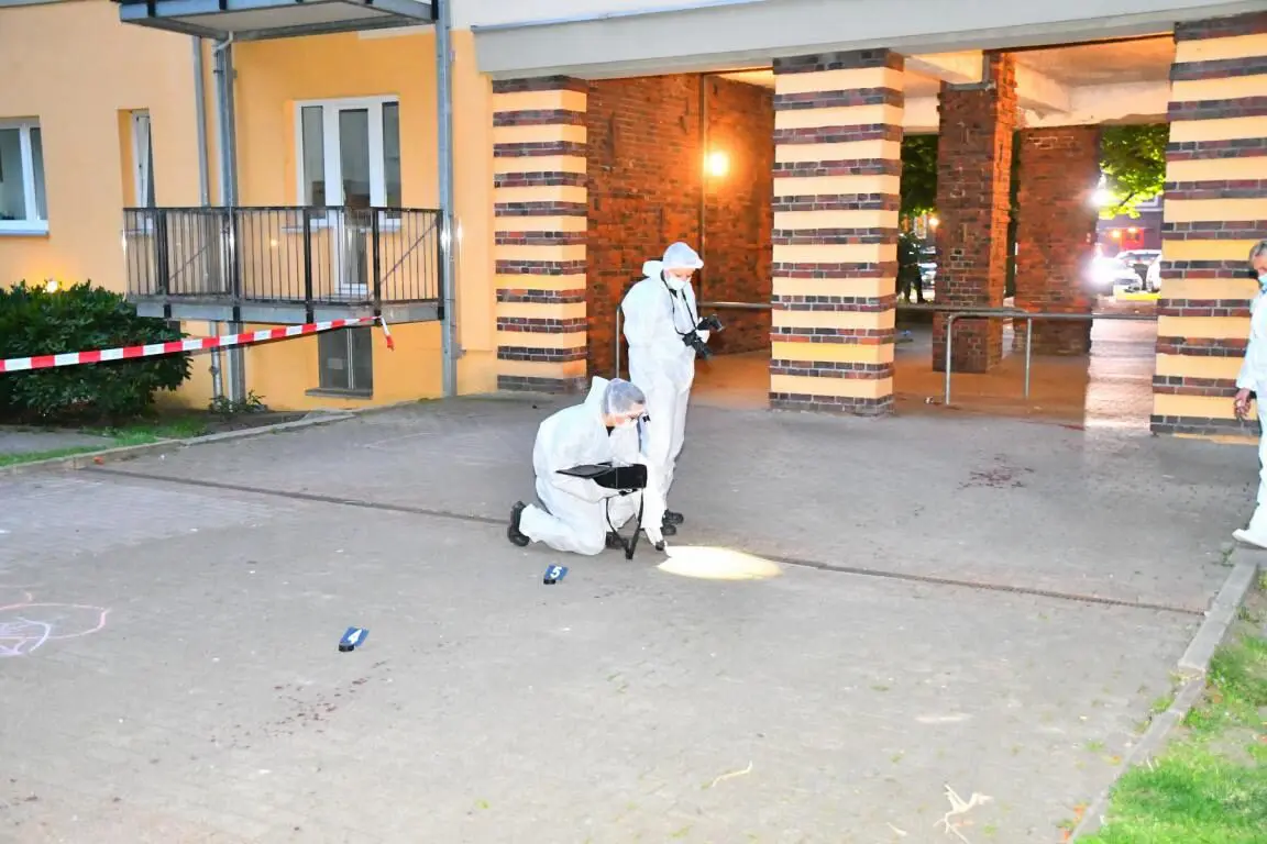 Junger Mann durch Messerstiche lebensgefährlich verletzt - Mordkommission ermittelt