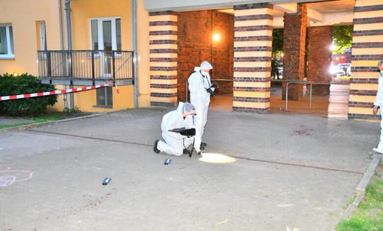 Junger Mann durch Messerstiche lebensgefährlich verletzt - Mordkommission ermittelt