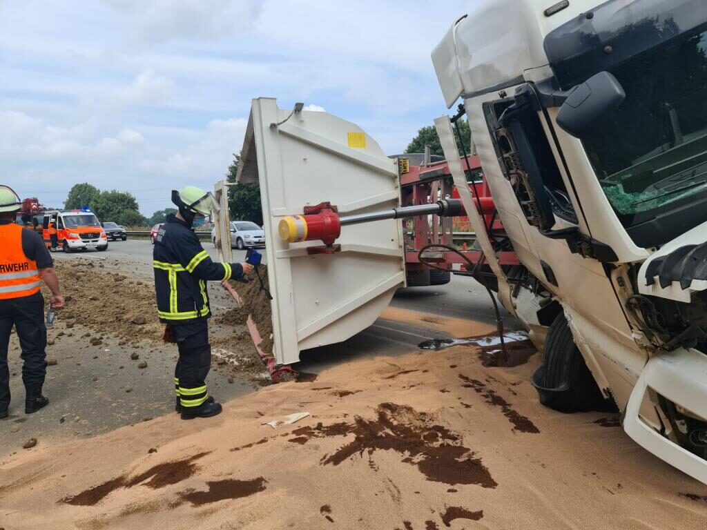 Kieslaster kippt auf A1 bei Harburg um und sorgt für lange Staus