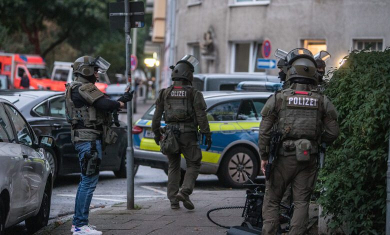 Mann droht mit Schüssen - SEK stürmt Wohnung in Harburg