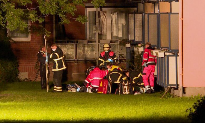 Mann klettert am Fenster hoch und fällt in die Tiefe