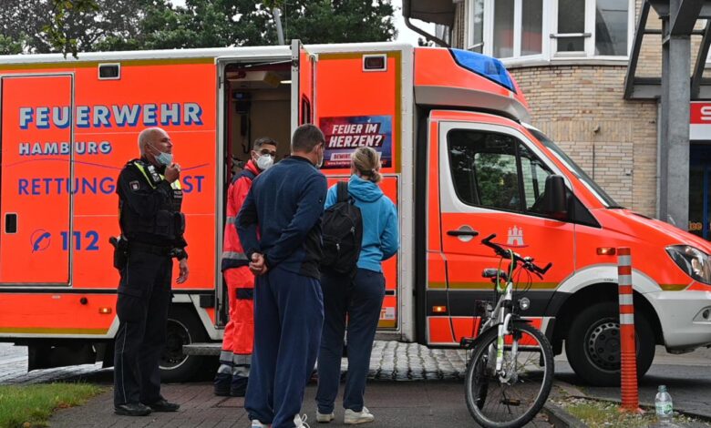 Frau fährt Fahrradfahrerin an Tankstellenausfahrt an