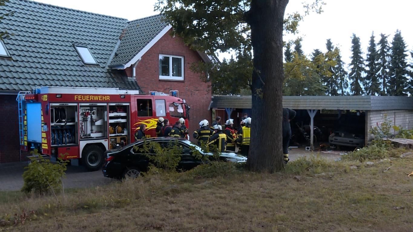 Beim Schrauben: Mann wird unter seinem Fahrzeug eingeklemmt