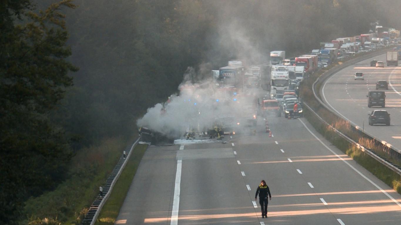Vollsperrung nach PKW-Vollbrand auf der A7