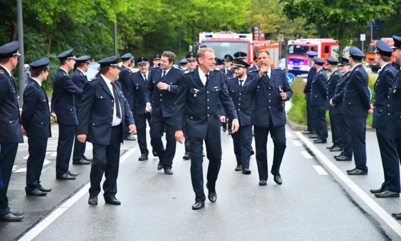 120 Feuerwehrmänner und Feuerwehrfrauen verabschieden den Bereichsführer Süderelbe in den Ruhestand