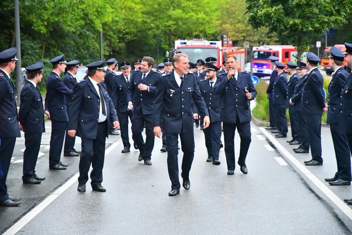 120 Feuerwehrmänner und Feuerwehrfrauen verabschieden den Bereichsführer Süderelbe in den Ruhestand