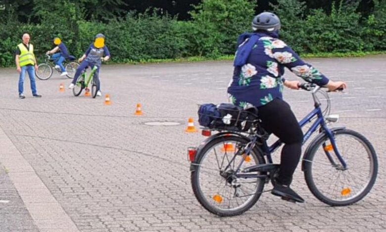 Fahrradschulung: Polizei bringt Frauen und Jugendlichen das sichere Fahren nahe