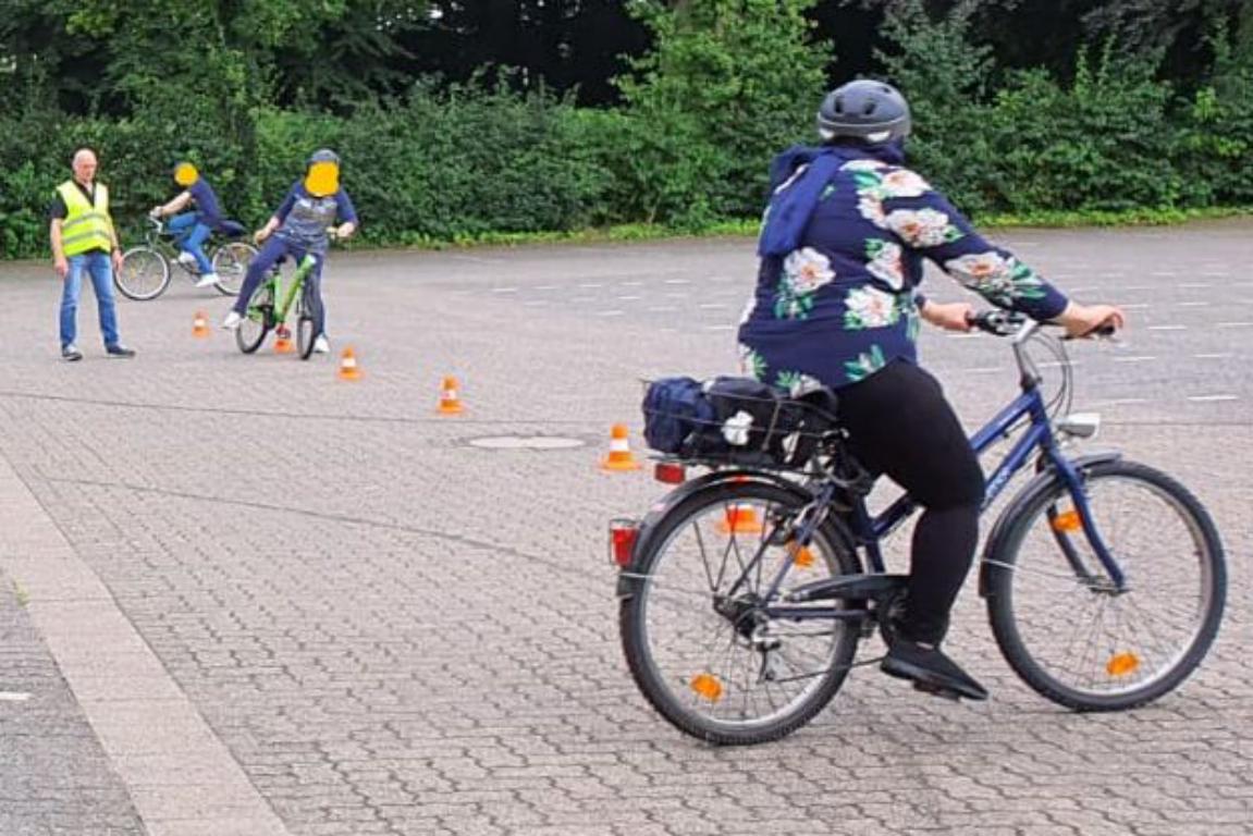 Fahrradschulung: Polizei bringt Frauen und Jugendlichen das sichere Fahren nahe