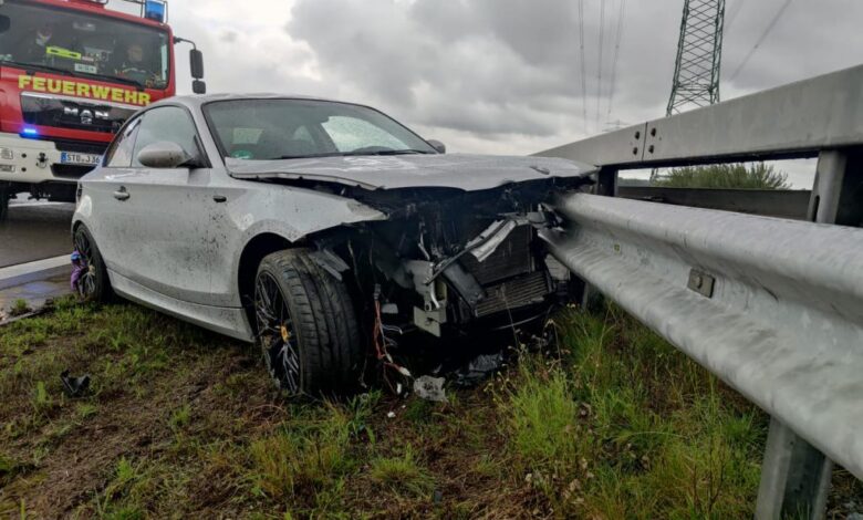 Aquaplaning: 30-jähriger verliert Kontrolle und prallt auf Mittelschutzplanke