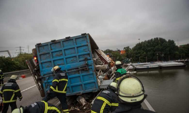 LKW kippt auf Brückengeländer – Teile der Ladung fallen in Elbe