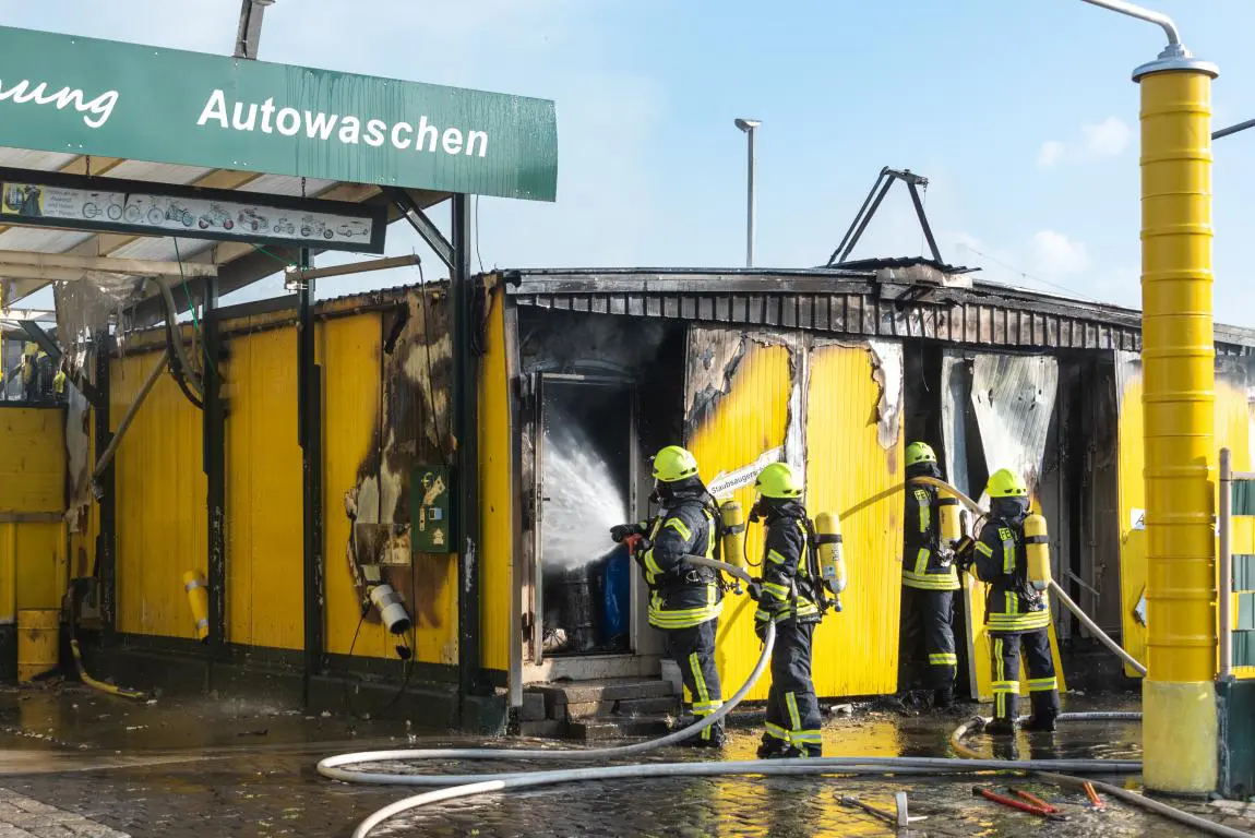 Technikraum einer SB-Waschanlage brennt 2 Technikraum einer SB-Waschanlage brennt