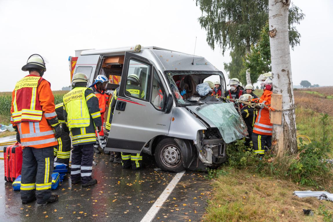 Schwerer Unfall nach Starkregenschauer: 71-jährige in Wohnmobil eingeklemmt