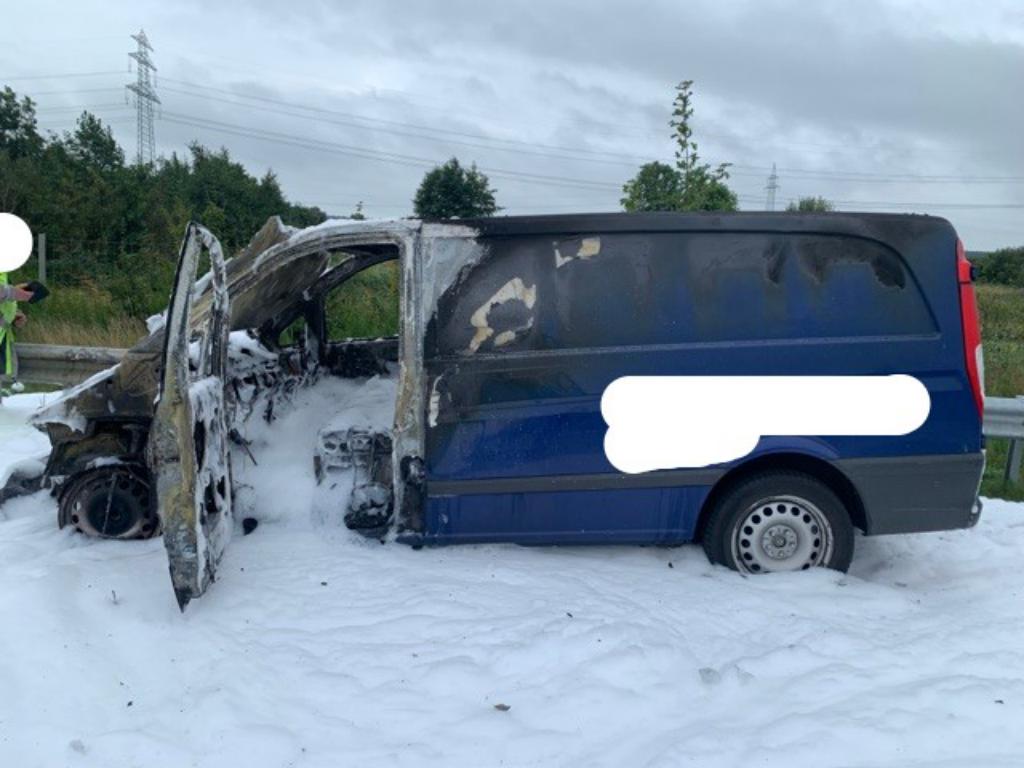 Qualm aus der Lüftung: Fahrzeug fängt während der Fahrt zu brennen an