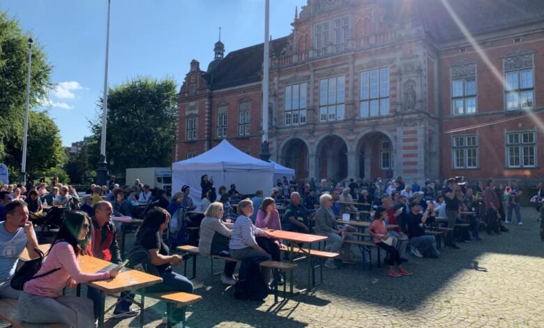 Sommerliche Temperaturen locken Tausende Besucher in die Harburger Innenstadt