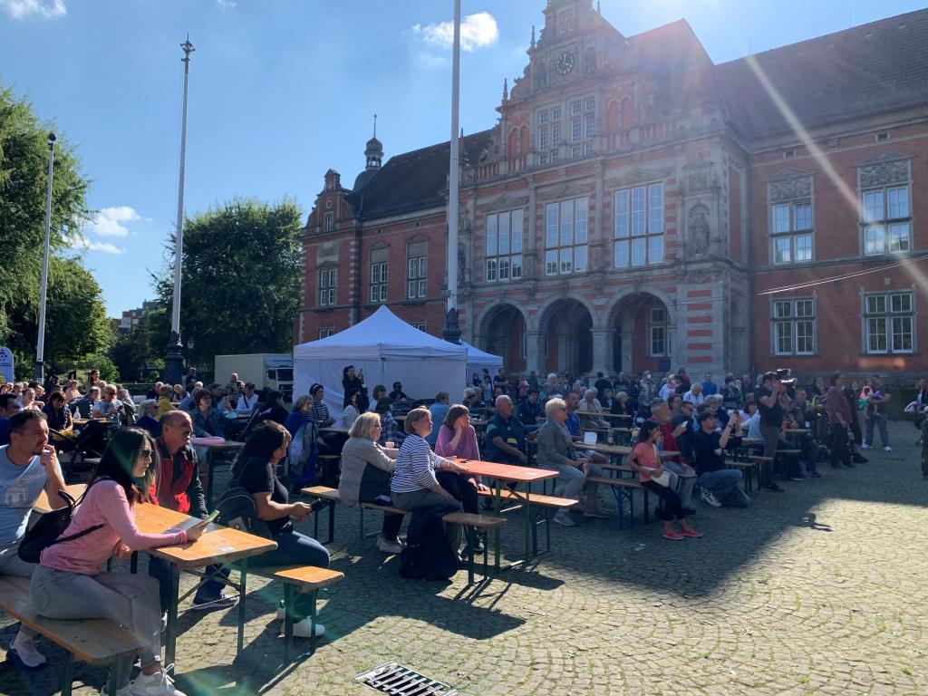 Sommerliche Temperaturen locken Tausende Besucher in die Harburger Innenstadt 1 Sommerliche Temperaturen locken Tausende Besucher in die Harburger Innenstadt