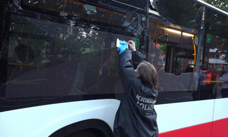 Geschosse im HVV-Bus: Polizei sperrt Neuwiedenthaler Straße
