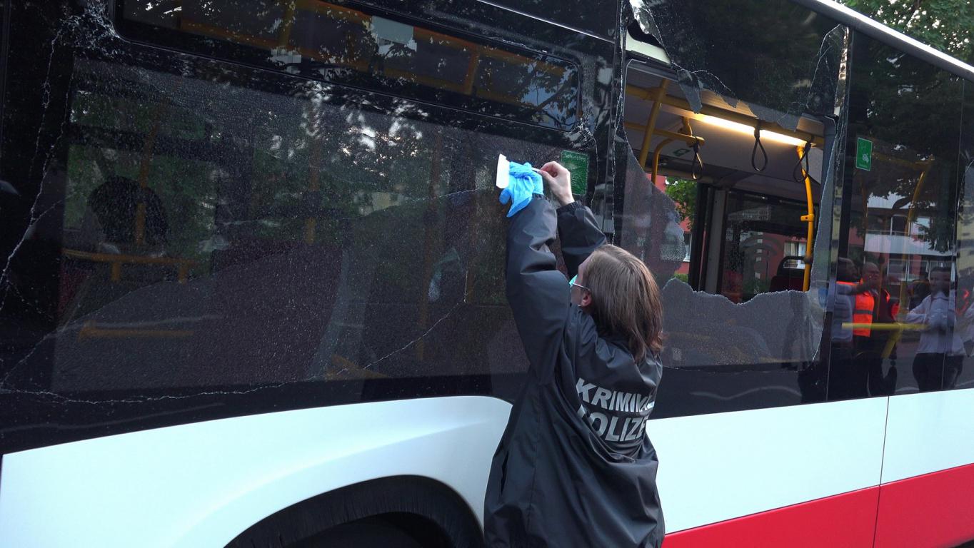Geschosse im HVV-Bus: Polizei sperrt Neuwiedenthaler Straße