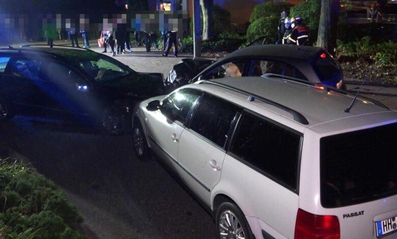 Neuwiedenthaler Straße nach Unfall mit vier Fahrzeugen voll gesperrt
