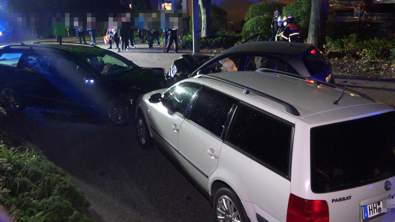 Neuwiedenthaler Straße nach Unfall mit vier Fahrzeugen voll gesperrt
