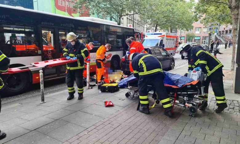 Fußgänger läuft vor Linienbus und verletzt sich schwer