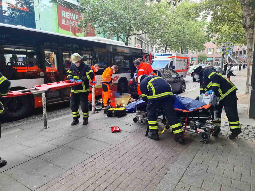 Fußgänger läuft vor Linienbus und verletzt sich schwer 1 Fußgänger läuft vor Linienbus und verletzt sich schwer