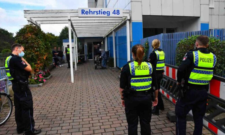 Mit Gewalt: Täter reißt alter Dame Goldkette vom Hals und flüchtet