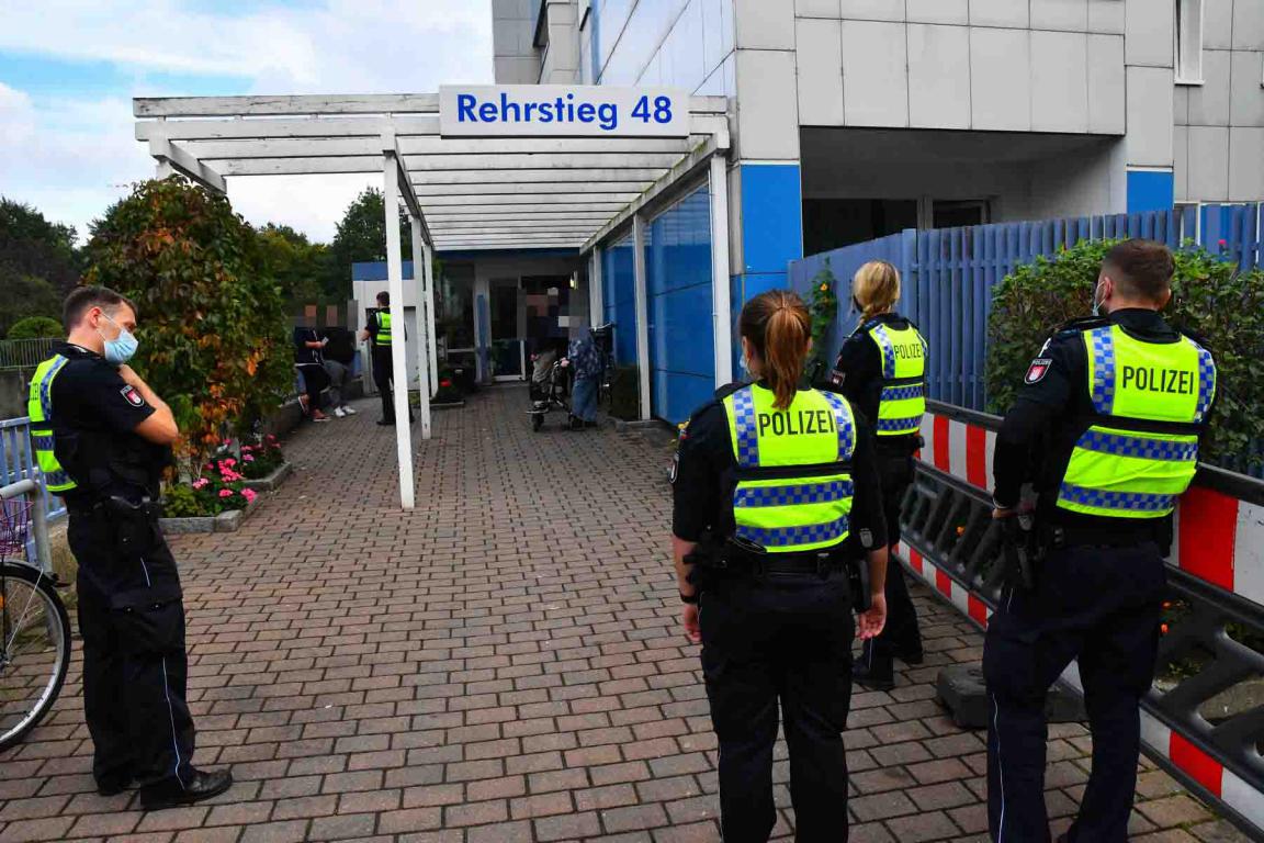 Mit Gewalt: Täter reißt alter Dame Goldkette vom Hals und flüchtet