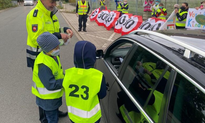 Tempo 30 km/h vor Schulen - Präventionsaktion mit Schülerinnen und Schülern 6 Tempo 30 km/h vor Schulen - Präventionsaktion mit Schülerinnen und Schülern