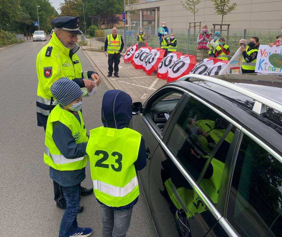 Tempo 30 km/h vor Schulen - Präventionsaktion mit Schülerinnen und Schülern