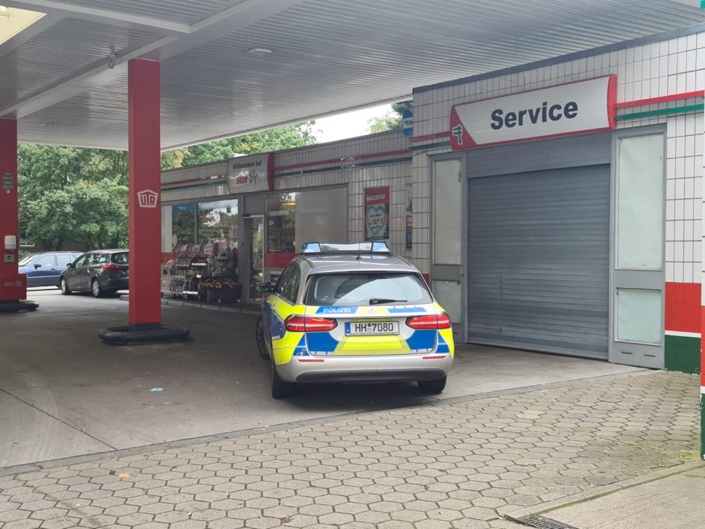 Polizei sucht Tankstellenräuber mit Helikopter und Streifenwagen 1 Polizei sucht Tankstellenräuber mit Helikopter und Streifenwagen