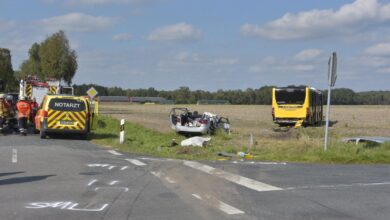 Dramatischer Unfall zwischen Bus und PKW fordert Menschenleben