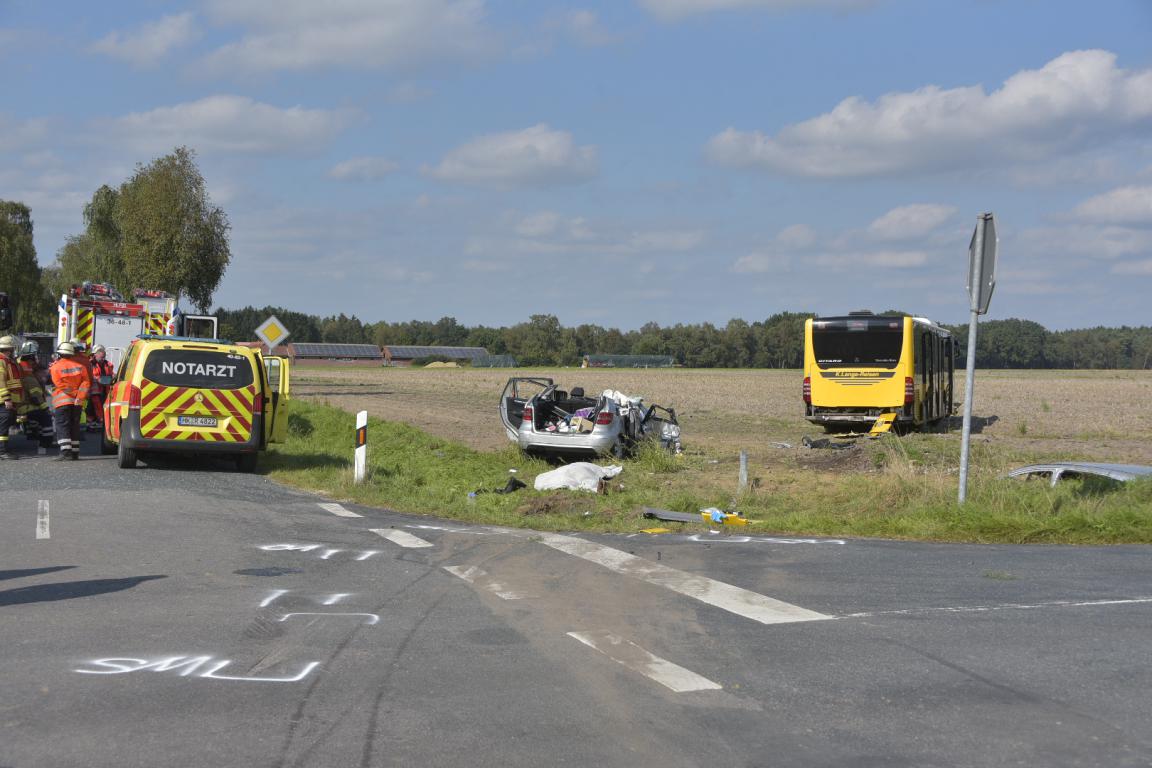 Dramatischer Unfall zwischen Bus und PKW fordert Menschenleben