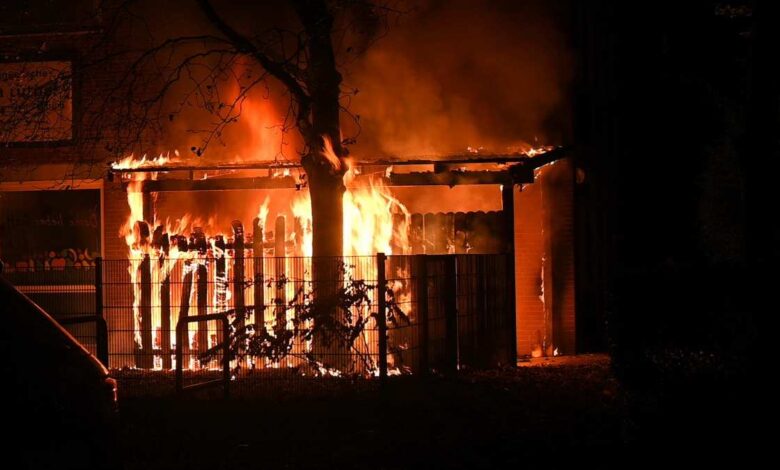 Feuerwehr verhindert Übergreifen der Flammen auf Gebäude