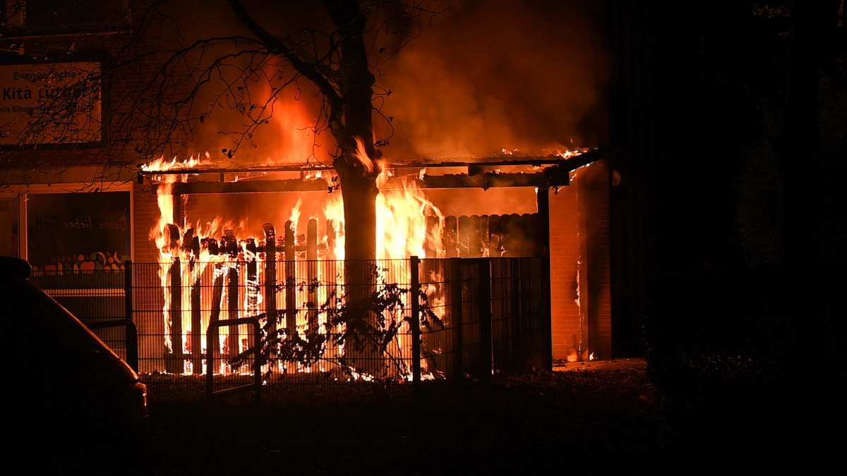 Feuerwehr verhindert Übergreifen der Flammen auf Gebäude 1 Feuerwehr verhindert Übergreifen der Flammen auf Gebäude