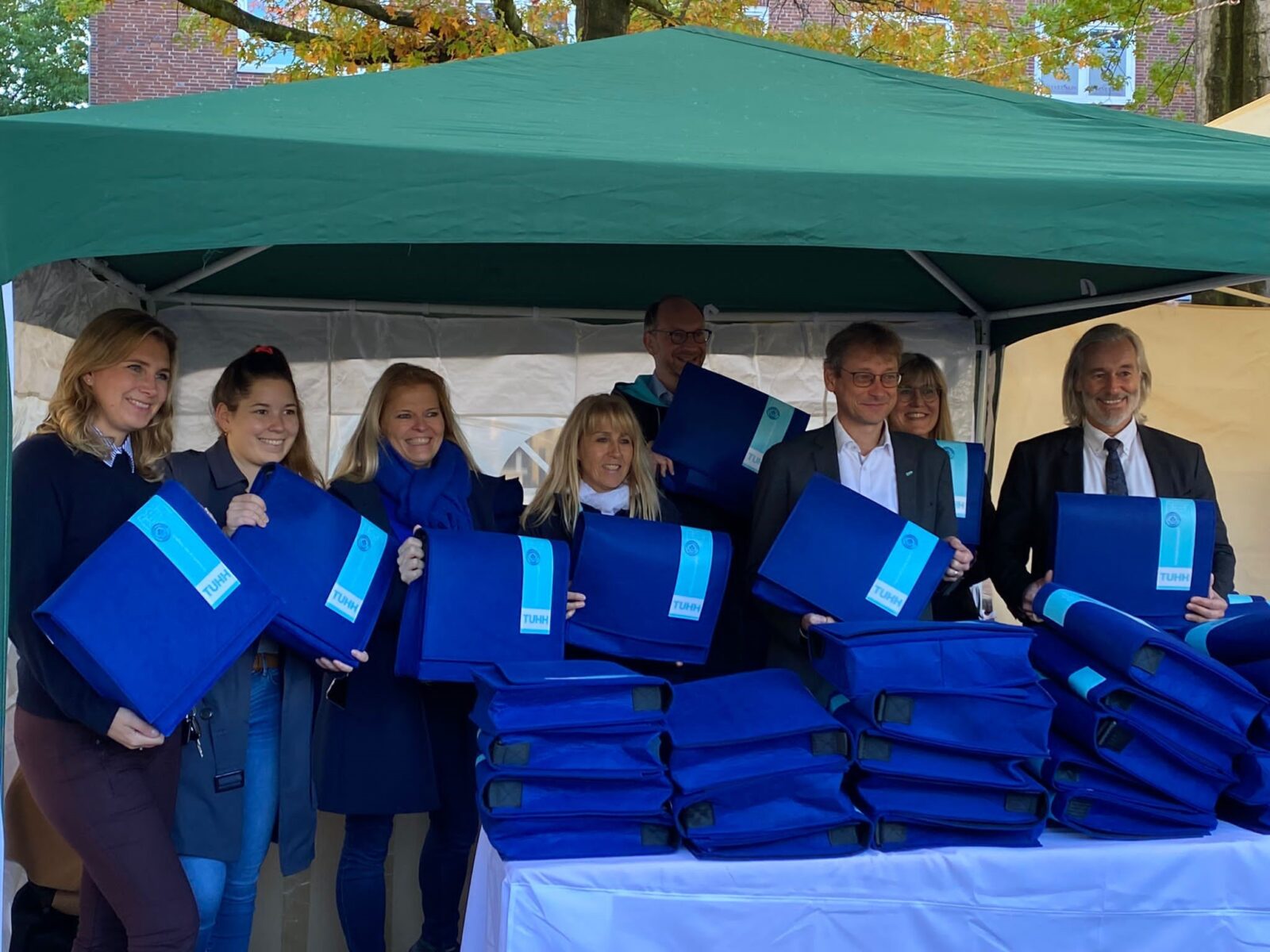 Willkommenspaket: 500 Studenten freuten sich über gepackte Taschen 1 Willkommenspaket: 500 Studenten freuten sich über gepackte Taschen