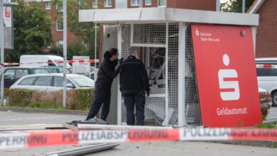 Diebe sprengen Geldautomaten - Polizei sucht Zeugen