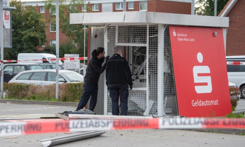 Diebe sprengen Geldautomaten - Polizei sucht Zeugen 2 Diebe sprengen Geldautomaten - Polizei sucht Zeugen